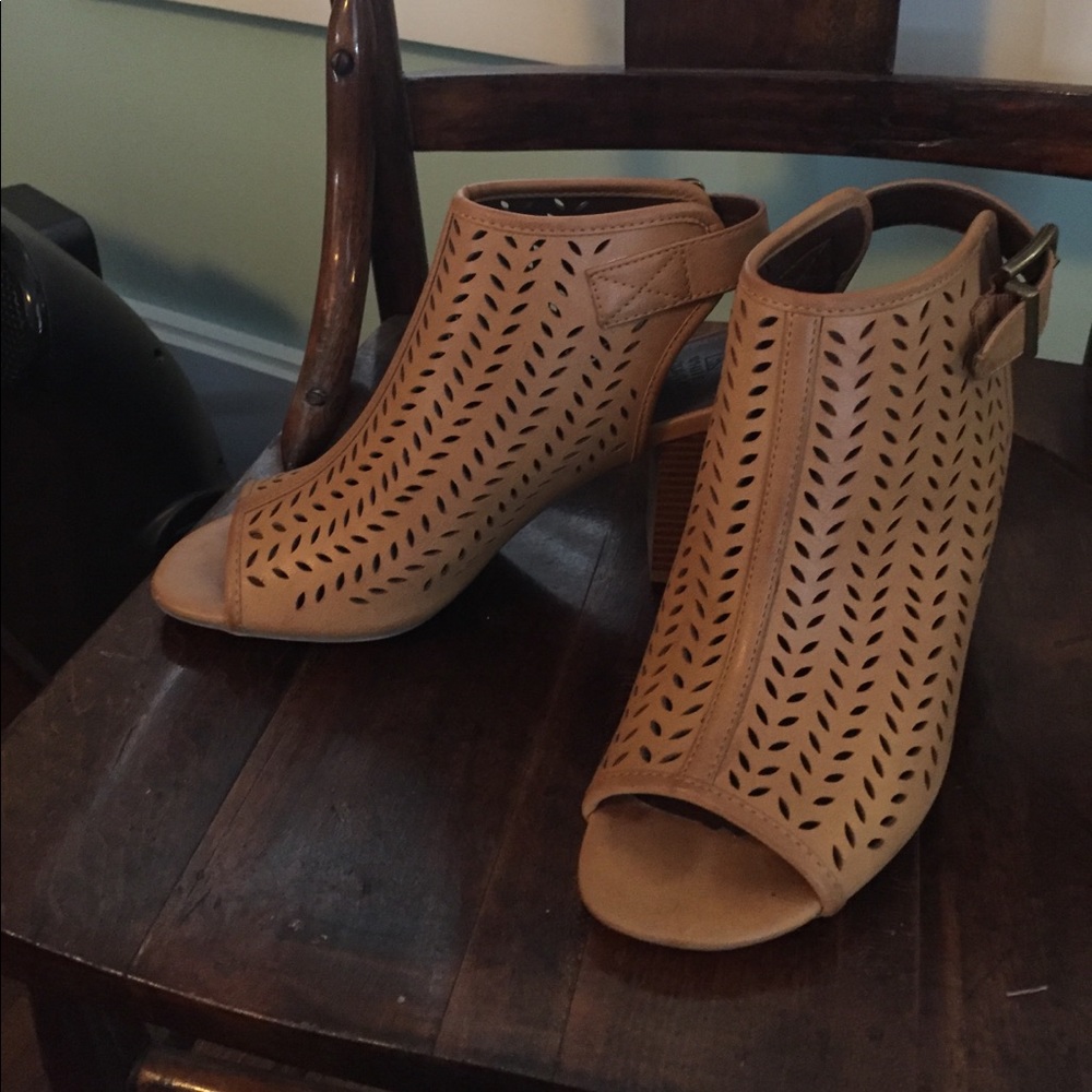 White Mountain sandals